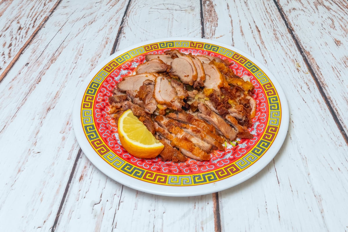 Chrumkavá pekingská kačka na tanieri v Little Asia